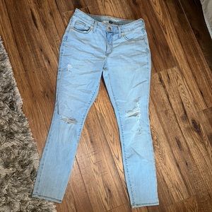 Size 6 Short Distressed Midrise Curvy Skinny Light Blue Jeans. Super cute